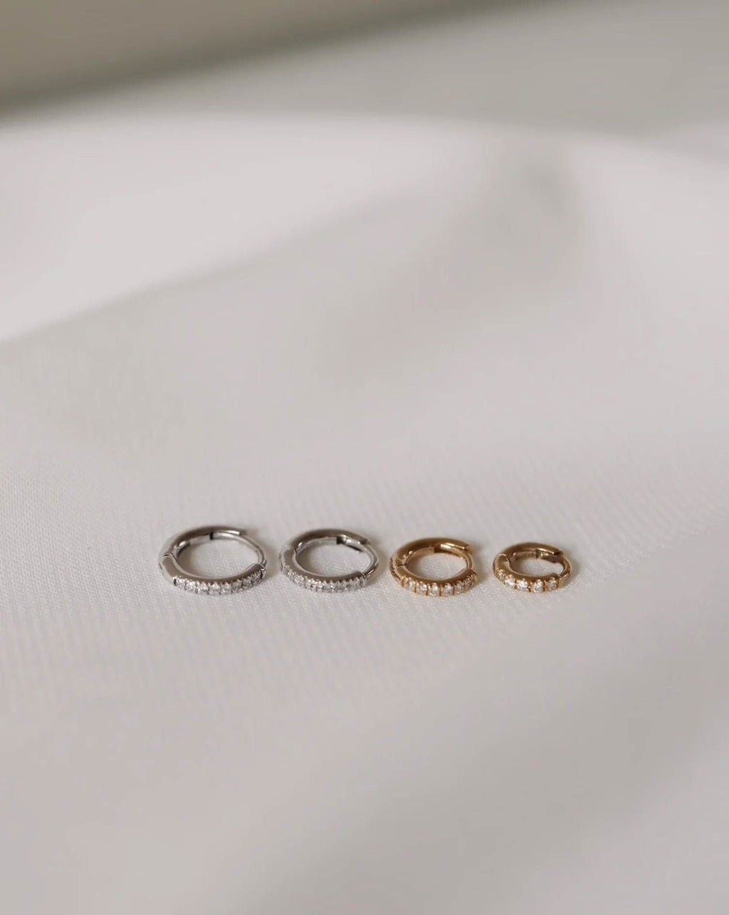 Signature 4mm 18K Gold, Whitegold or Rosegold Huggie w. Diamonds