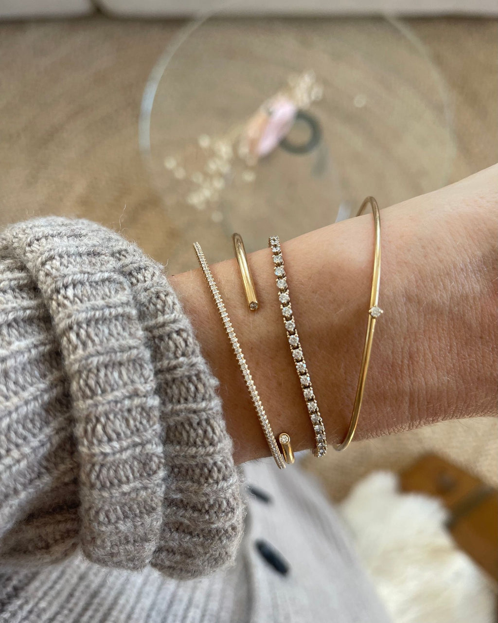 Belle 18K Gold, Whitegold or Rosegold Bangle w. Diamonds