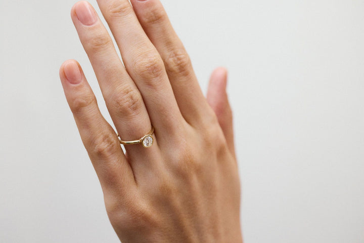 Bezel 0.5 CT 14k or 18k Whitegold Ring w. Lab-Grown Diamond