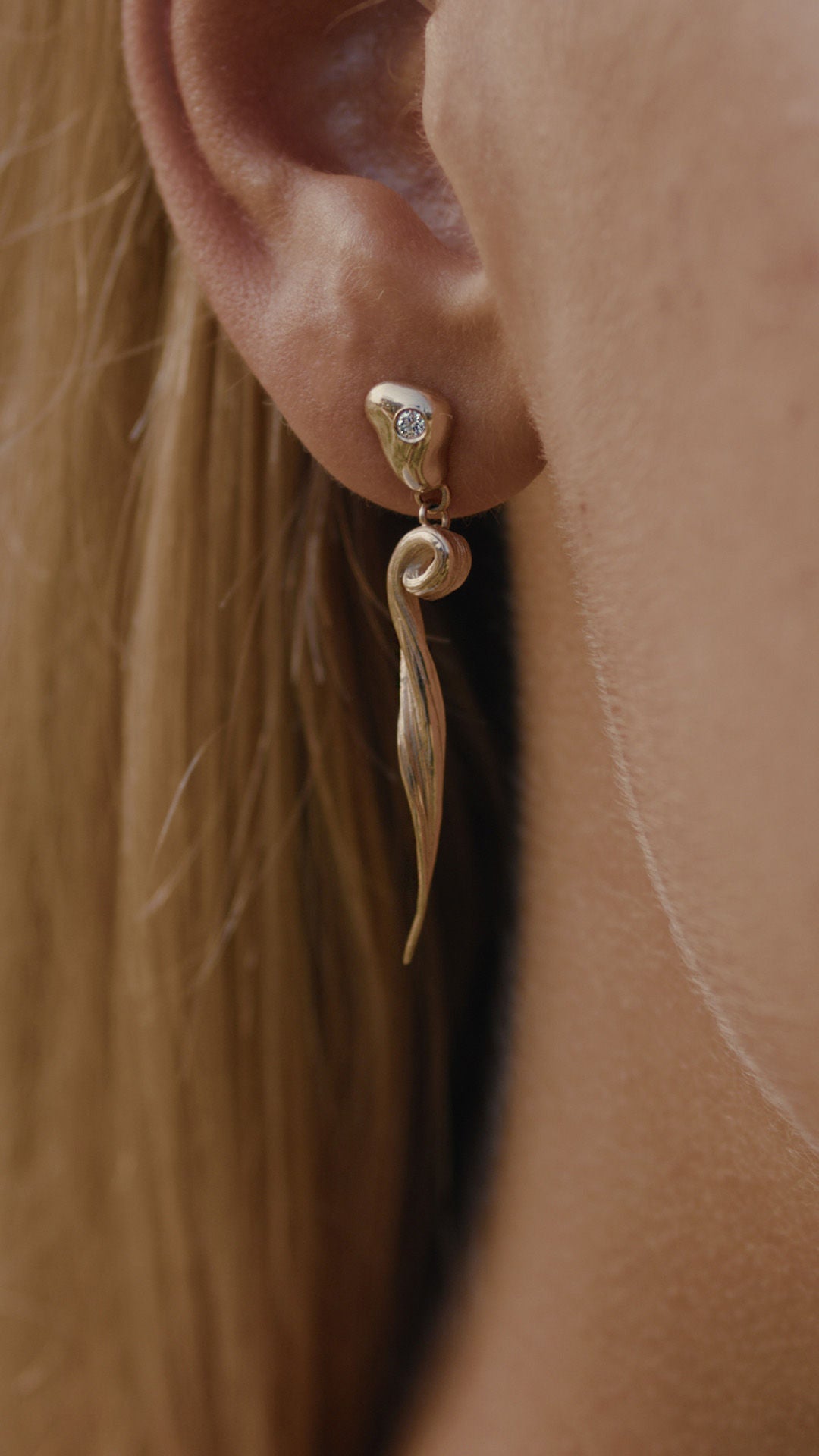 Palea Hanger II 14K Gold Earring w. Diamond