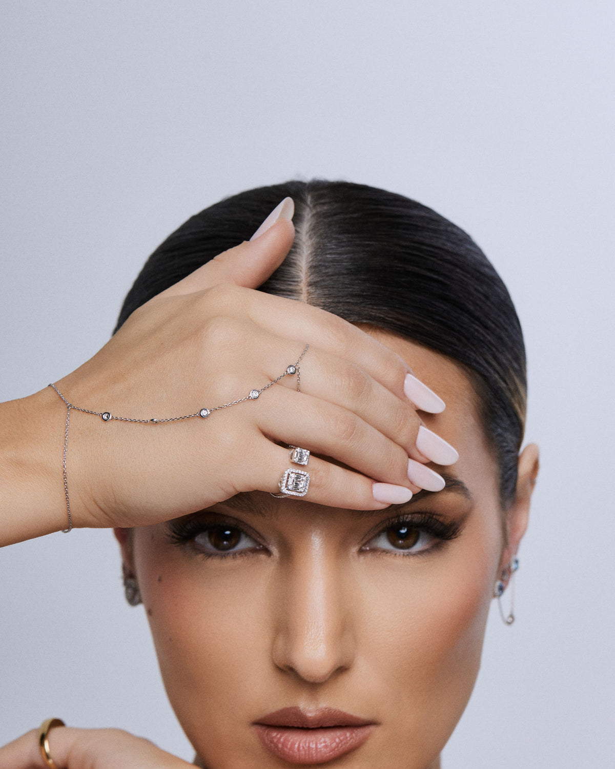 Mini 18K Gold Handchain w. Diamonds