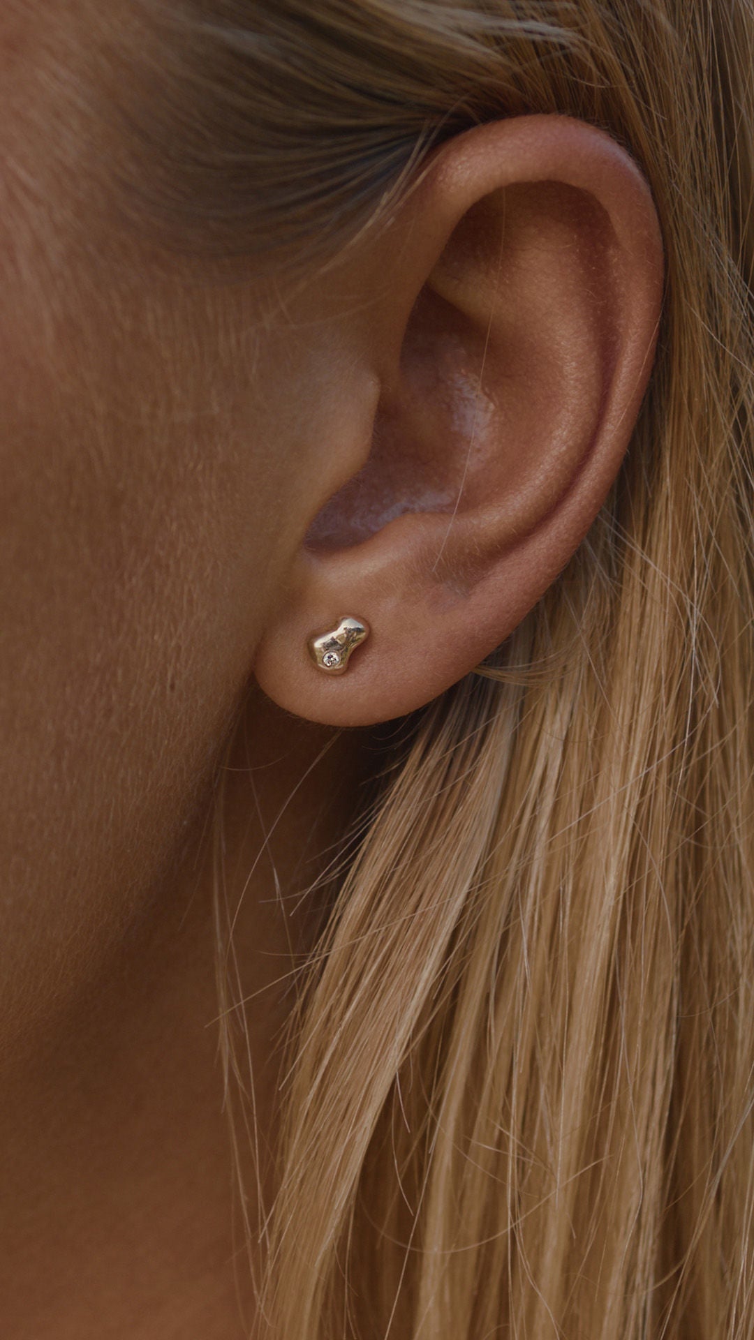 Spuma I 14K Gold Stud w. Diamond