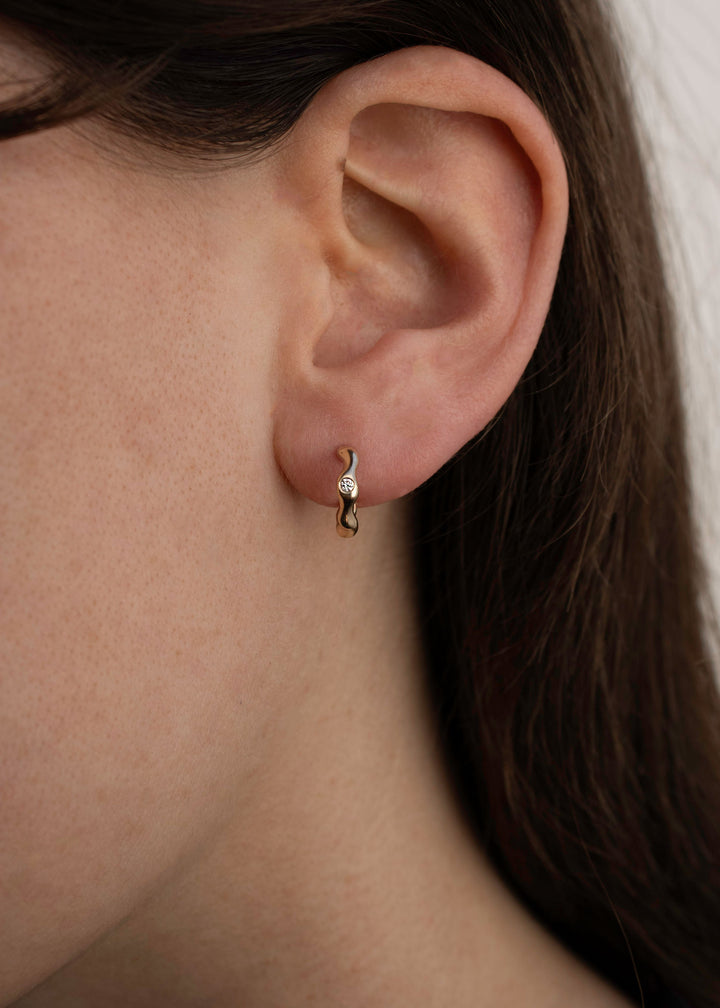 Spuma i 14k Gold Hoop w. Diamant