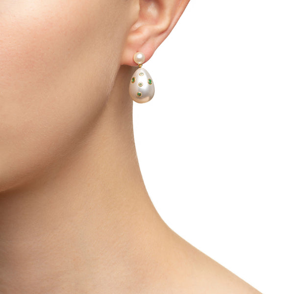 Mini Drops-Ohrringe goldplattiert I grüne Swarowski Steine I Weiße Perlen