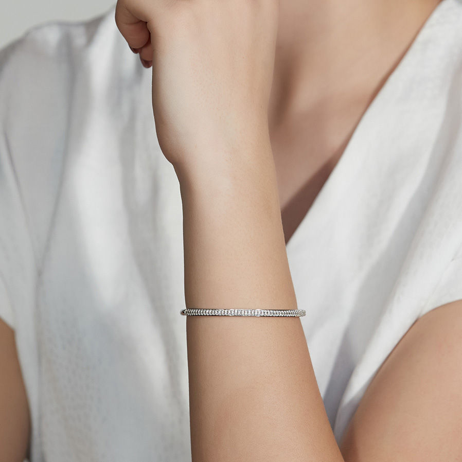 D'avie 18K Whitegold Bangle w. 102 Diamonds