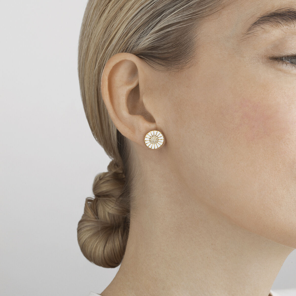 Daisy 11 mm. Gold Plated Earrings w. Diamonds, 0.05ct.