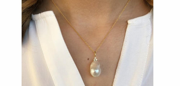 Fryd Baroque 18K Gold Pendant small w. Diamonds & Pearl