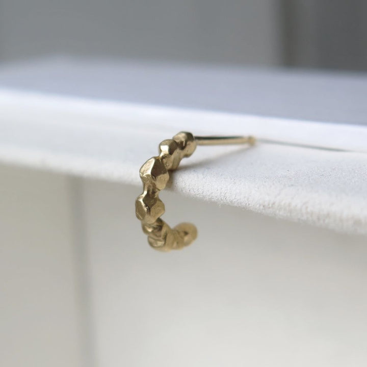 Tiny Nugget Huggie Guld