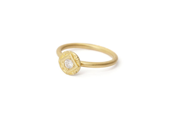 Piqué 18K Gold Ring w. Diamond