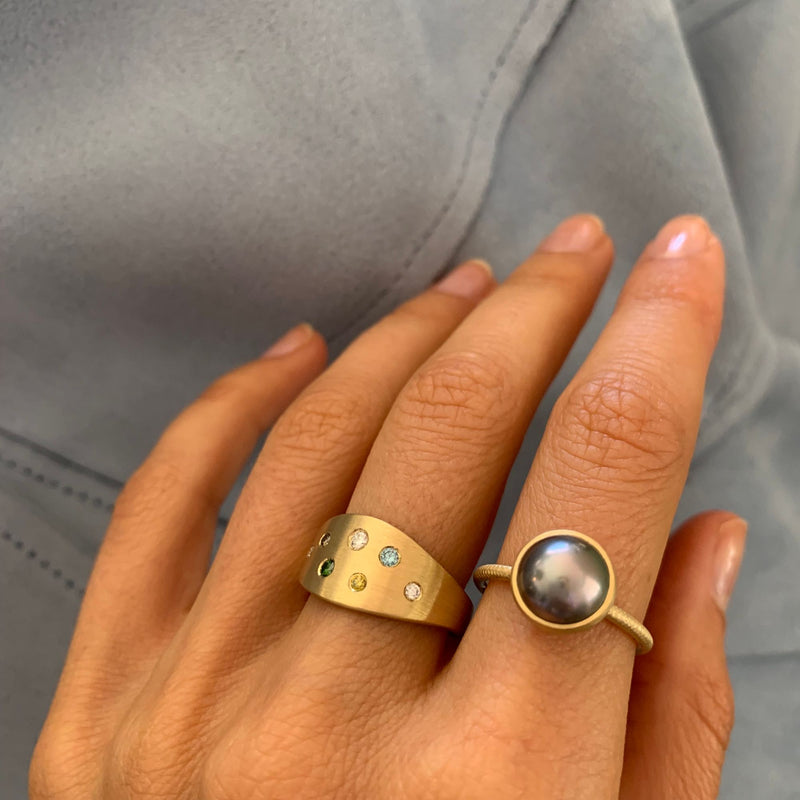Small Pacific 18K Gold Ring w. Grey Pearl