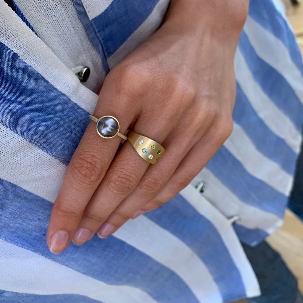 Small Pacific 18K Gold Ring w. Grey Pearl