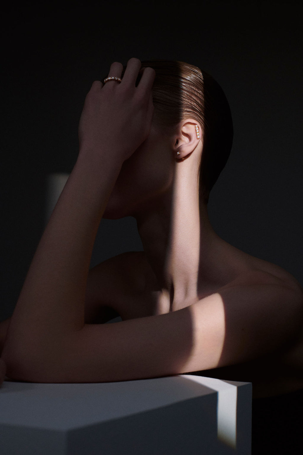 Band 18K Gold Ring w. Diamonds