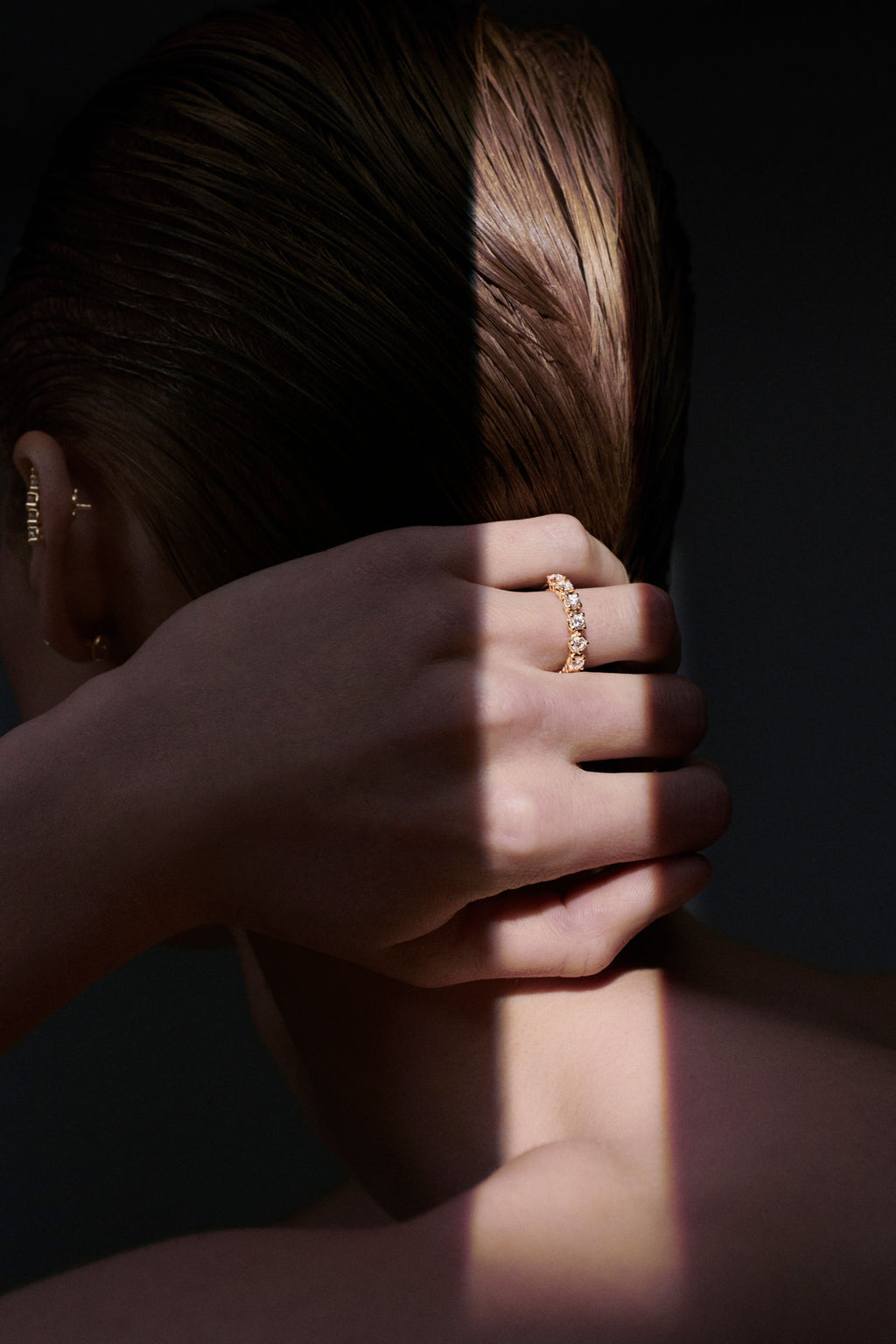 Band 18K Gold Ring w. Diamonds