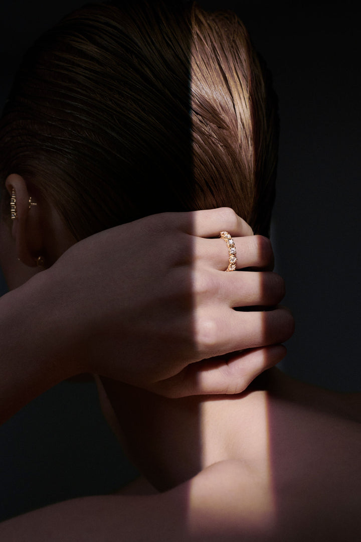 Band 18K Gold Ring w. Diamonds