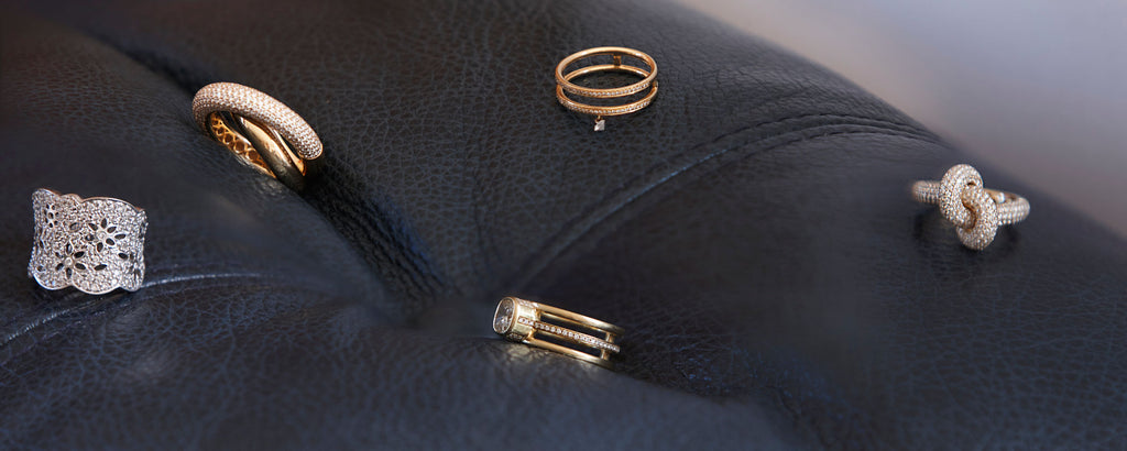 Infinity Loop Big Half Pavé 18K Gold Ring w. Diamonds