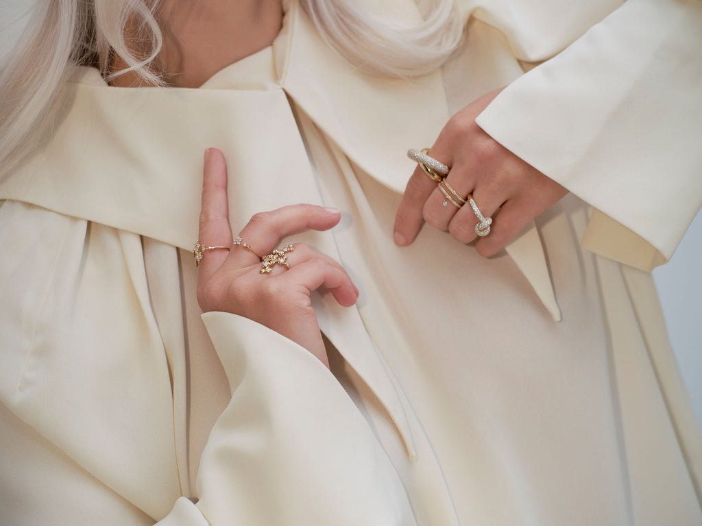 Infinity Loop Big Half Pavé 18K Gold Ring w. Diamonds