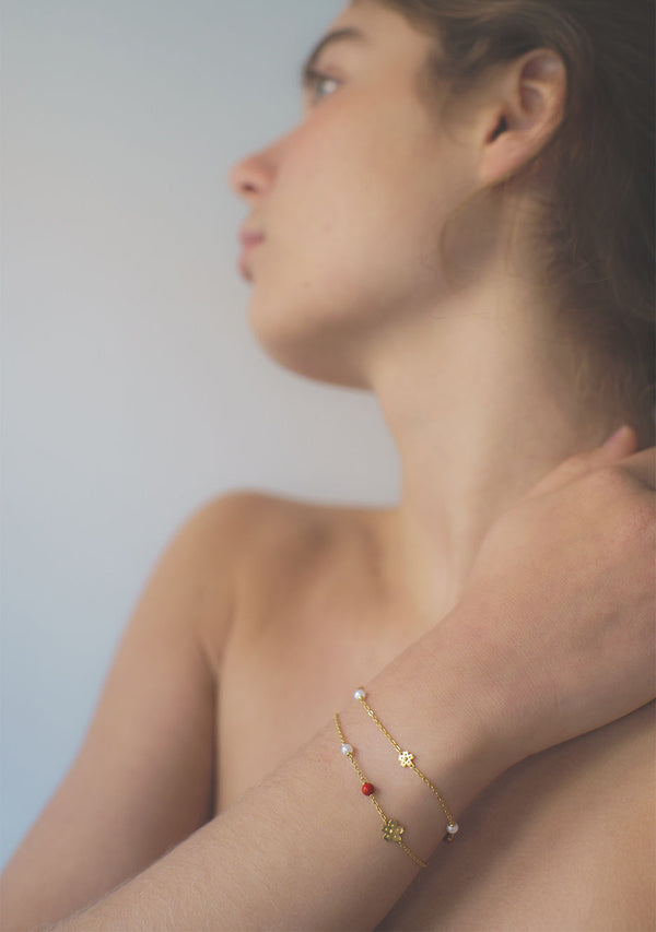 Sakura goldplattiertes Armband mit Perlen, Koralle