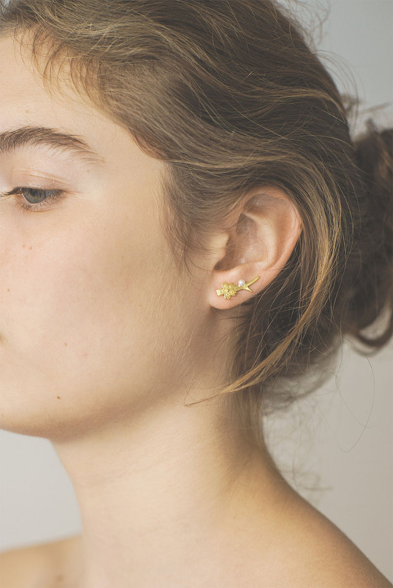 Sakura Earcrawler Earring Gold Plated, White Pearl
