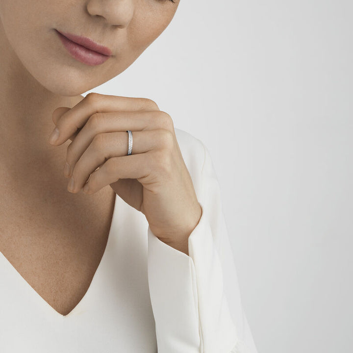 Magie 18k Weißgoldring w. Pavé Diamonds