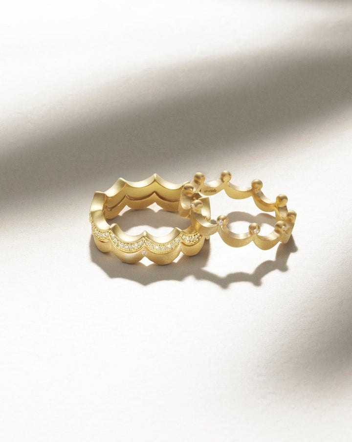 Royal 18K Gold Ring w. Diamonds