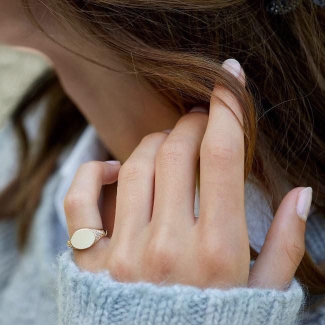 Rock Round Signet 18K Gold Ring w. Diamonds