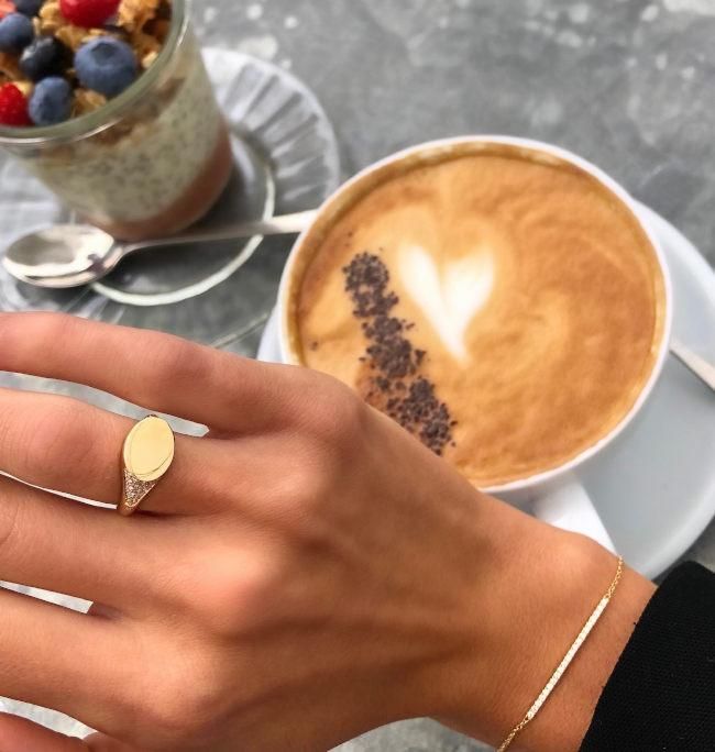 Rock Round Signet 18K Gold Ring w. Diamonds