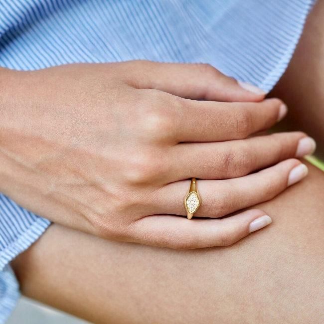 Rock Signet 18K Gold Ring w. Diamonds