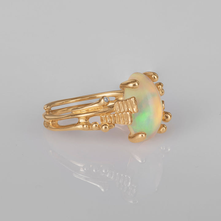 BoHo Small 18K Gold Ring w. Diamonds & Opal