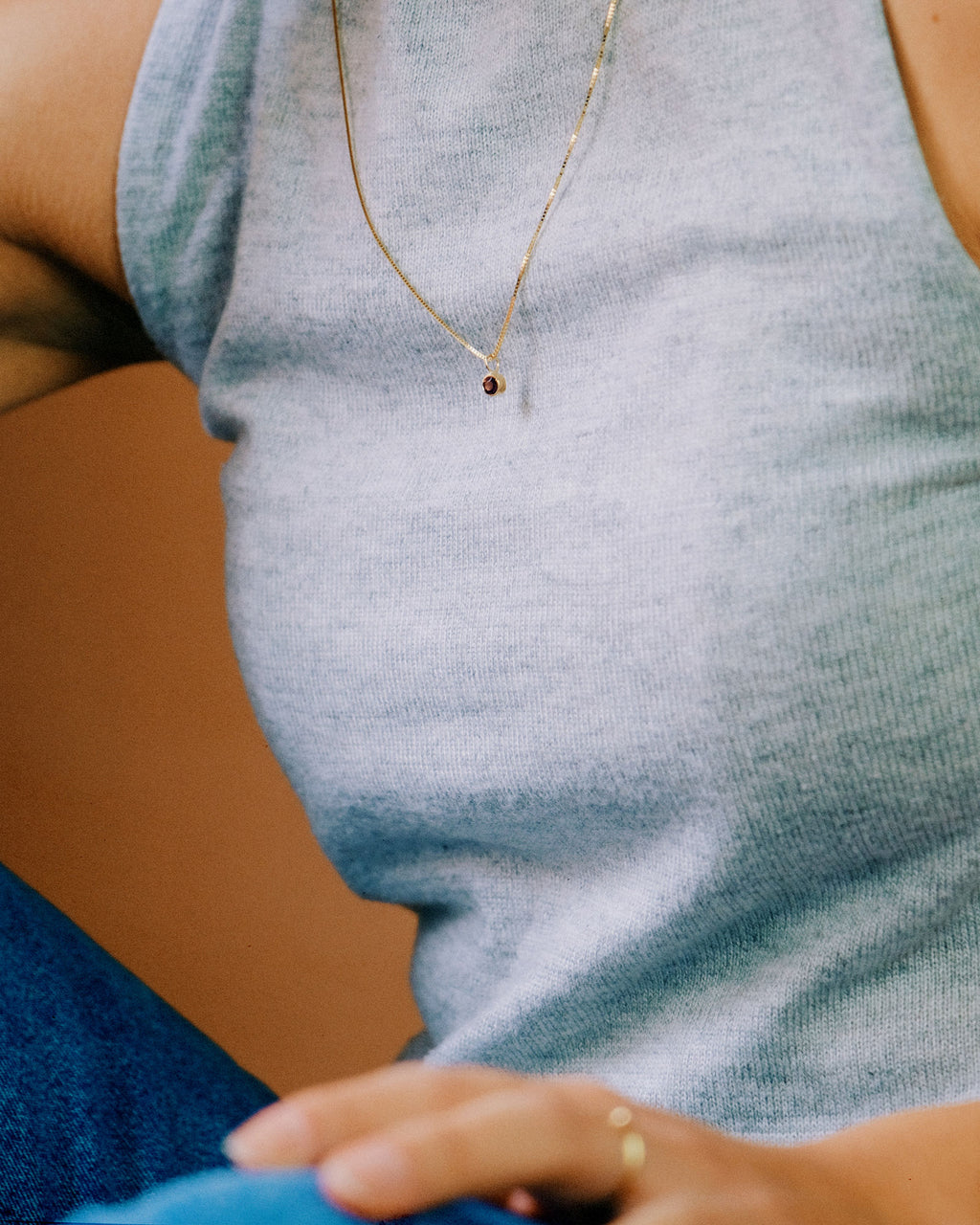 The Smiley 18K Gold Pendant w. Garnet