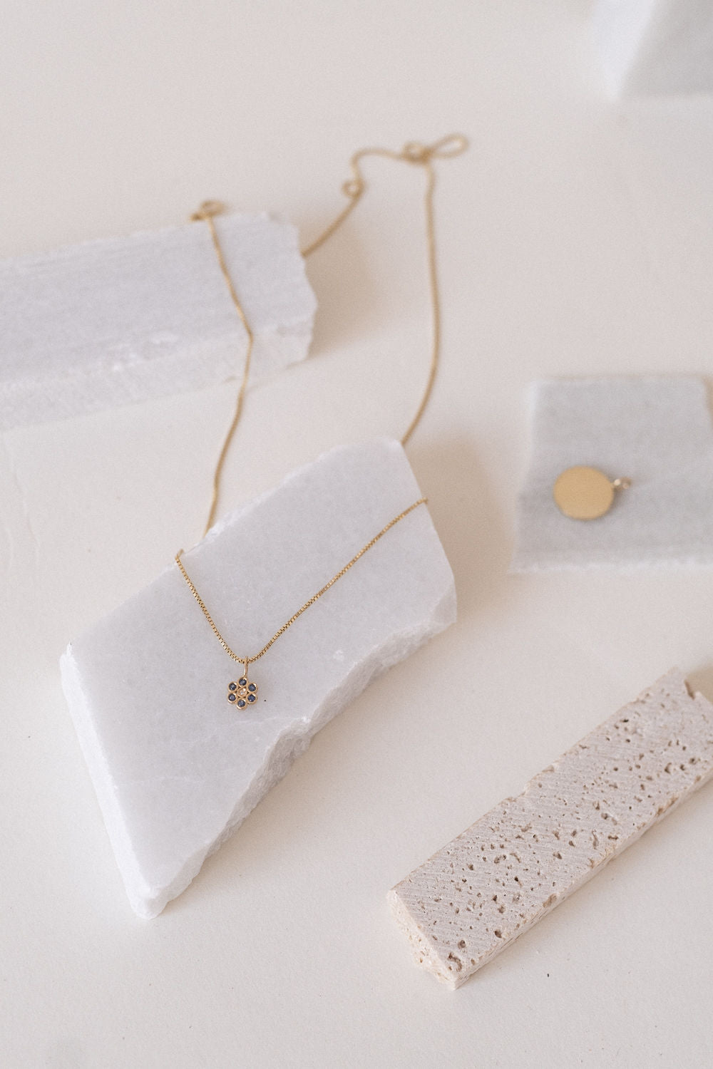 Easy Round 18K Gold Pendant