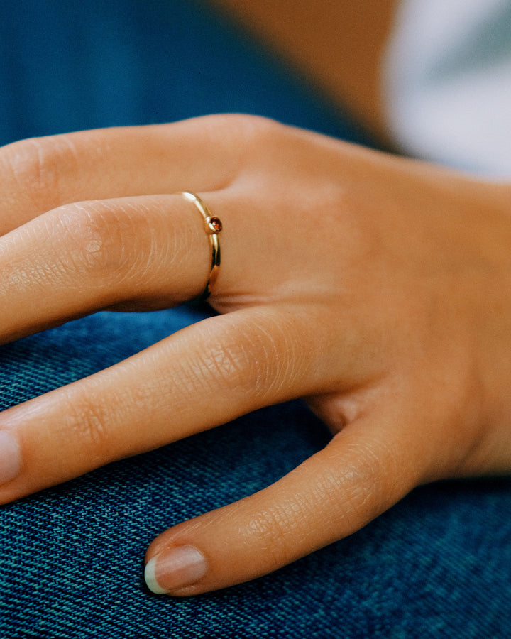 The Smiley Insider 18K Gold Ring w. Garnet