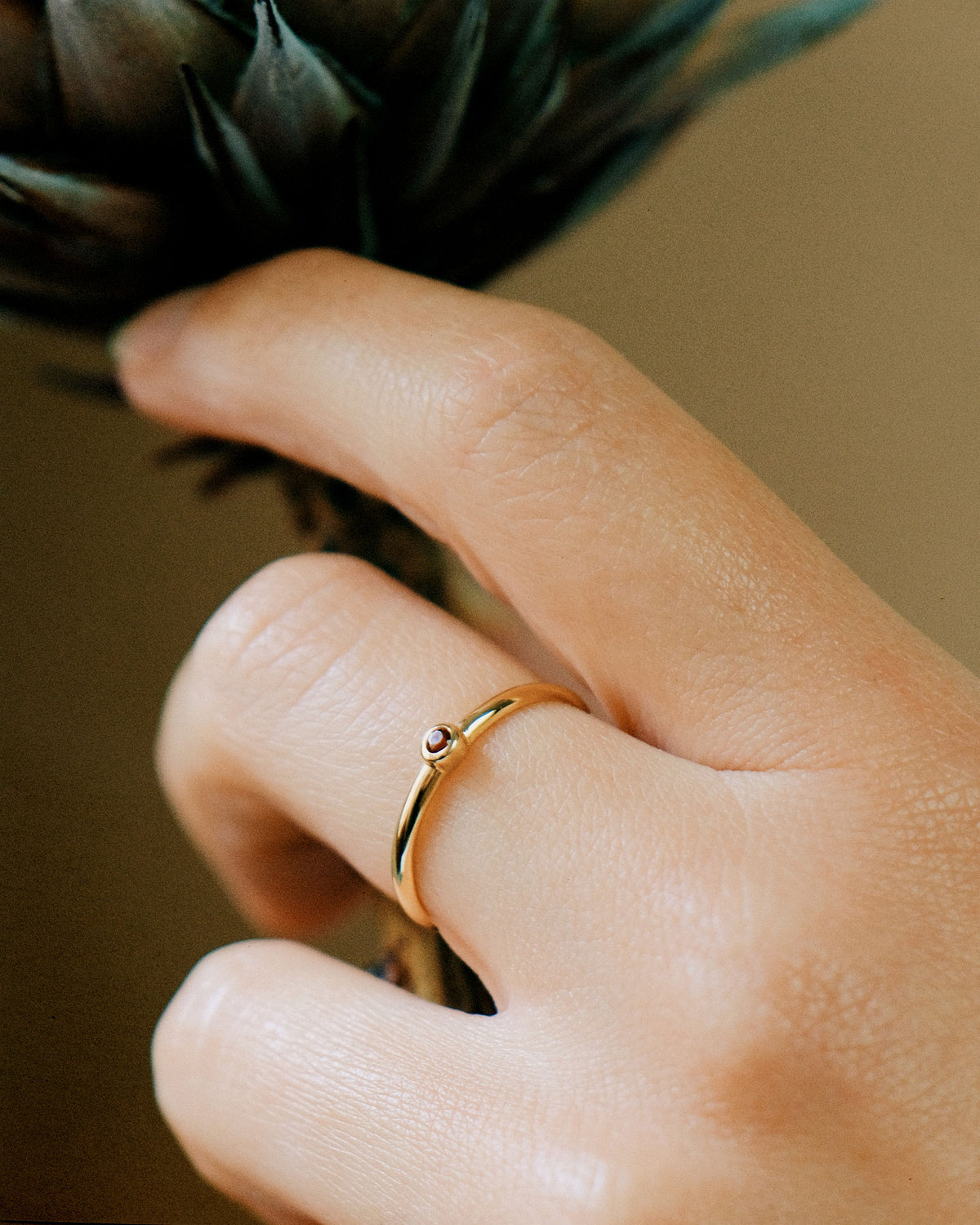 The Smiley Insider 18K Gold Ring w. Garnet