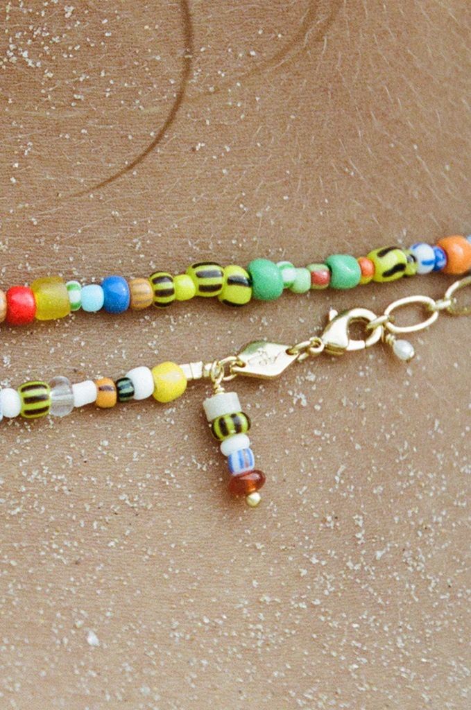 Wavy Gold Plated Necklace w. Mixed coloured Beads