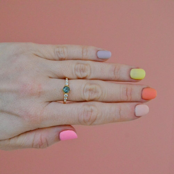 Adaraya Kola 18K Guld Ring m. Safirer