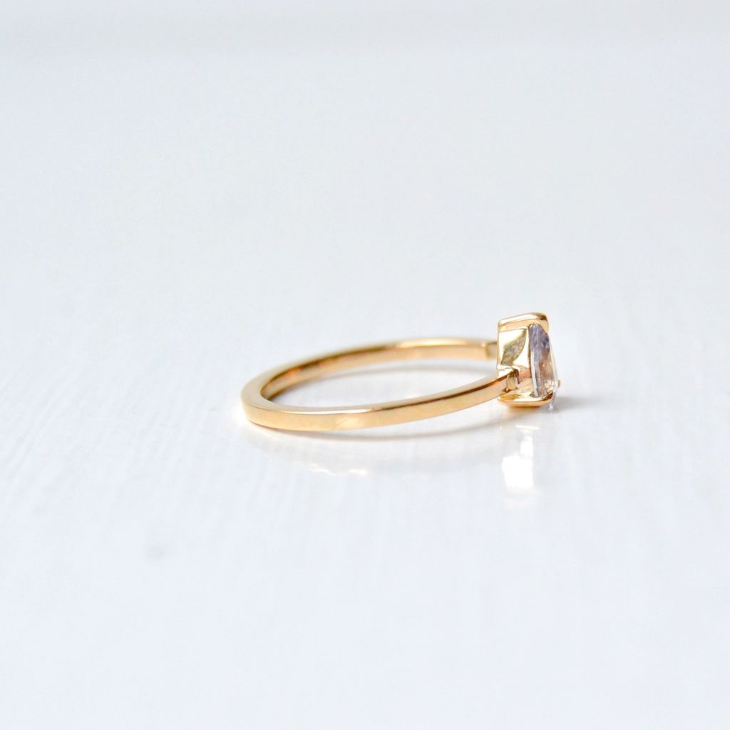 Avama Sudu 18K Gold Ring w. Sapphire