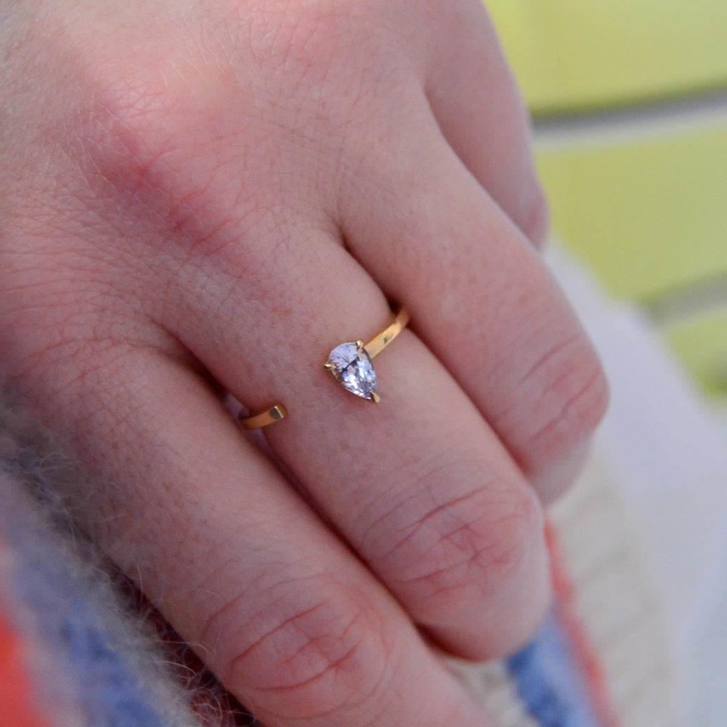 Avama Sudu 18K Gold Ring w. Sapphire