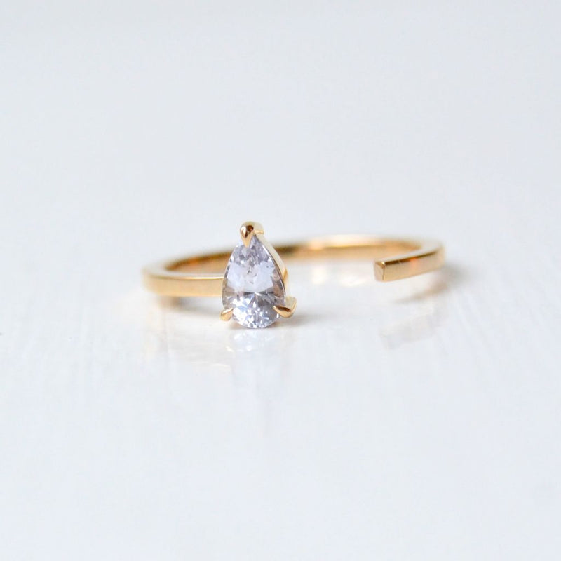 Avama Sudu 18K Gold Ring w. Sapphire
