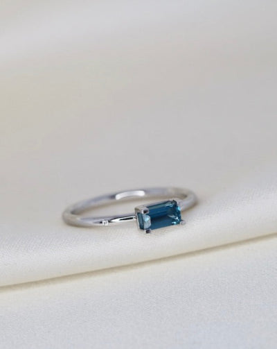 Ro Nord London Blue S Ring aus 18K Weißgold I Topas & Diamant