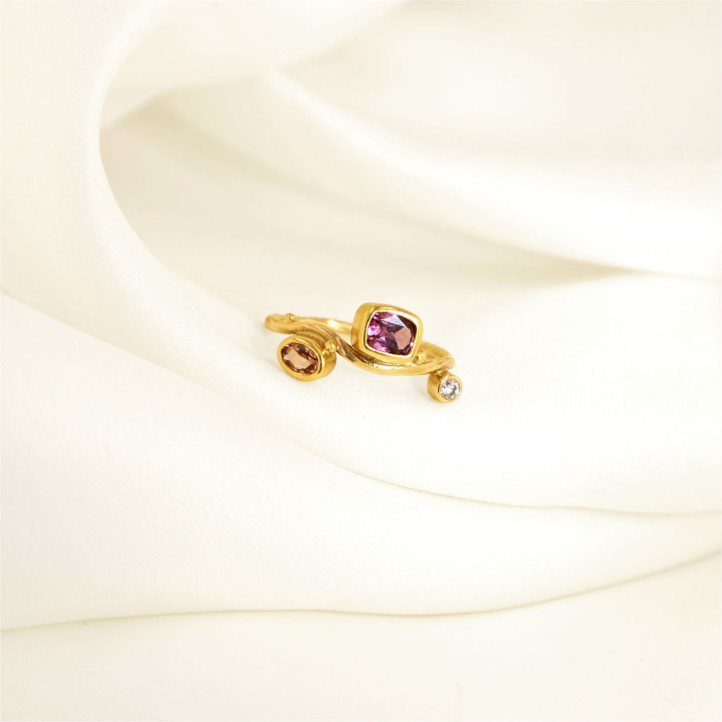 Seafire 18K & 22K Gold Ring w. Diamond & Sapphires