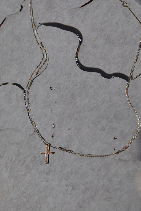Halskette mit Kreuzanhänger aus 18K Gold mit Labor-Diamanten