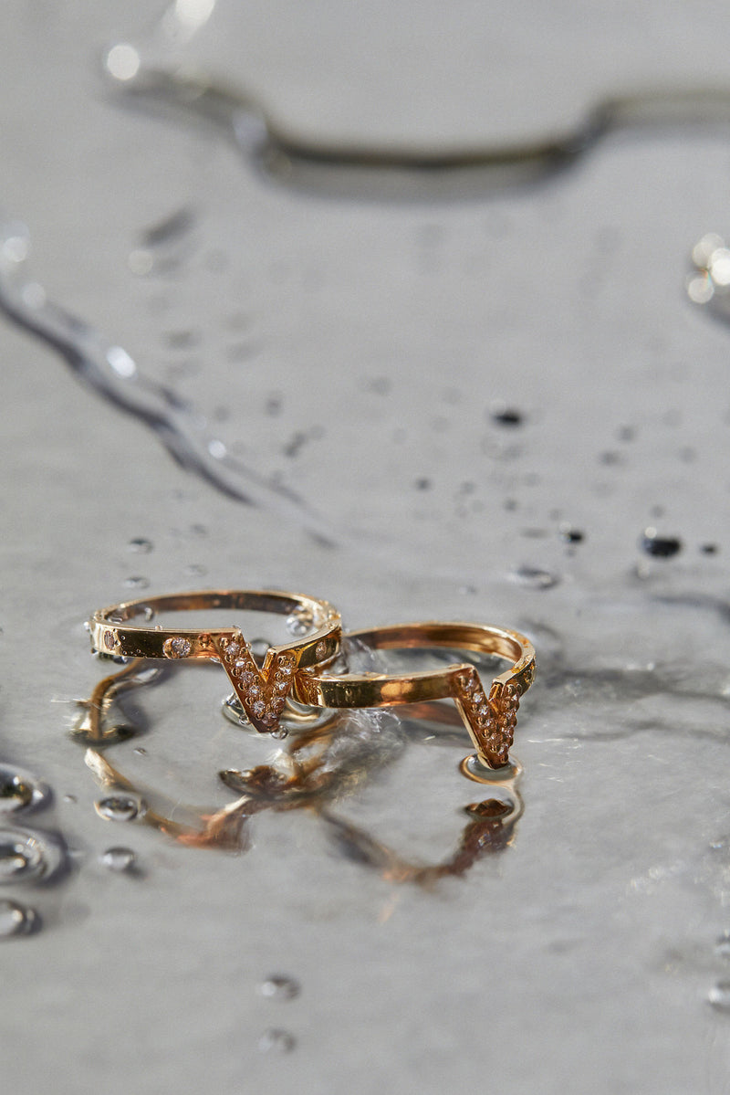 V Pavé Ring aus 18K Gold mit Labor-Diamanten