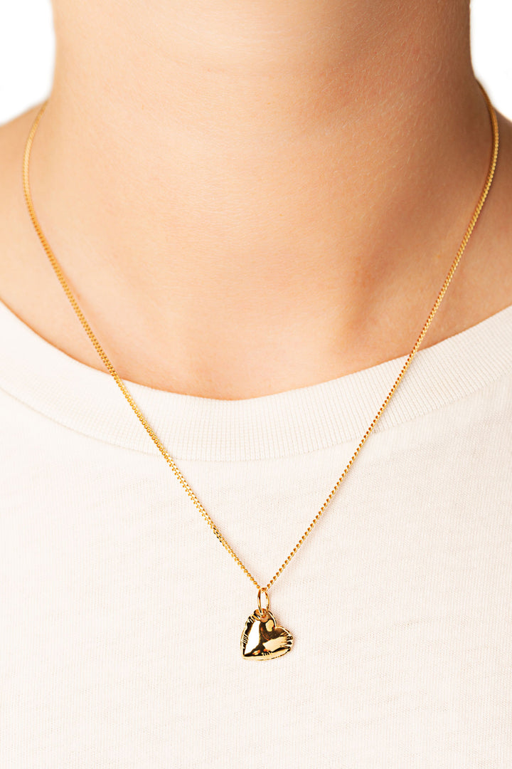 Buchstabenherzgold -Halskette