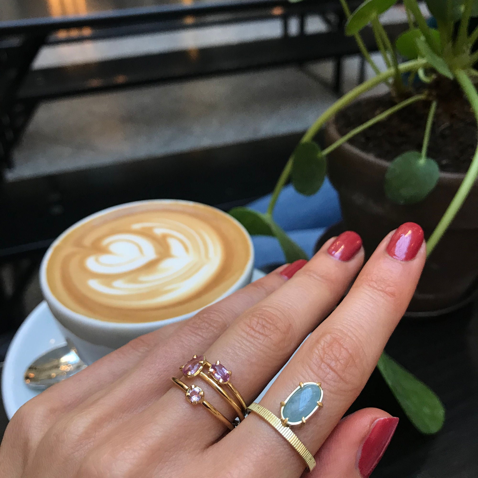 Delicate oval Pink 18K Gold Ring w. Sapphire