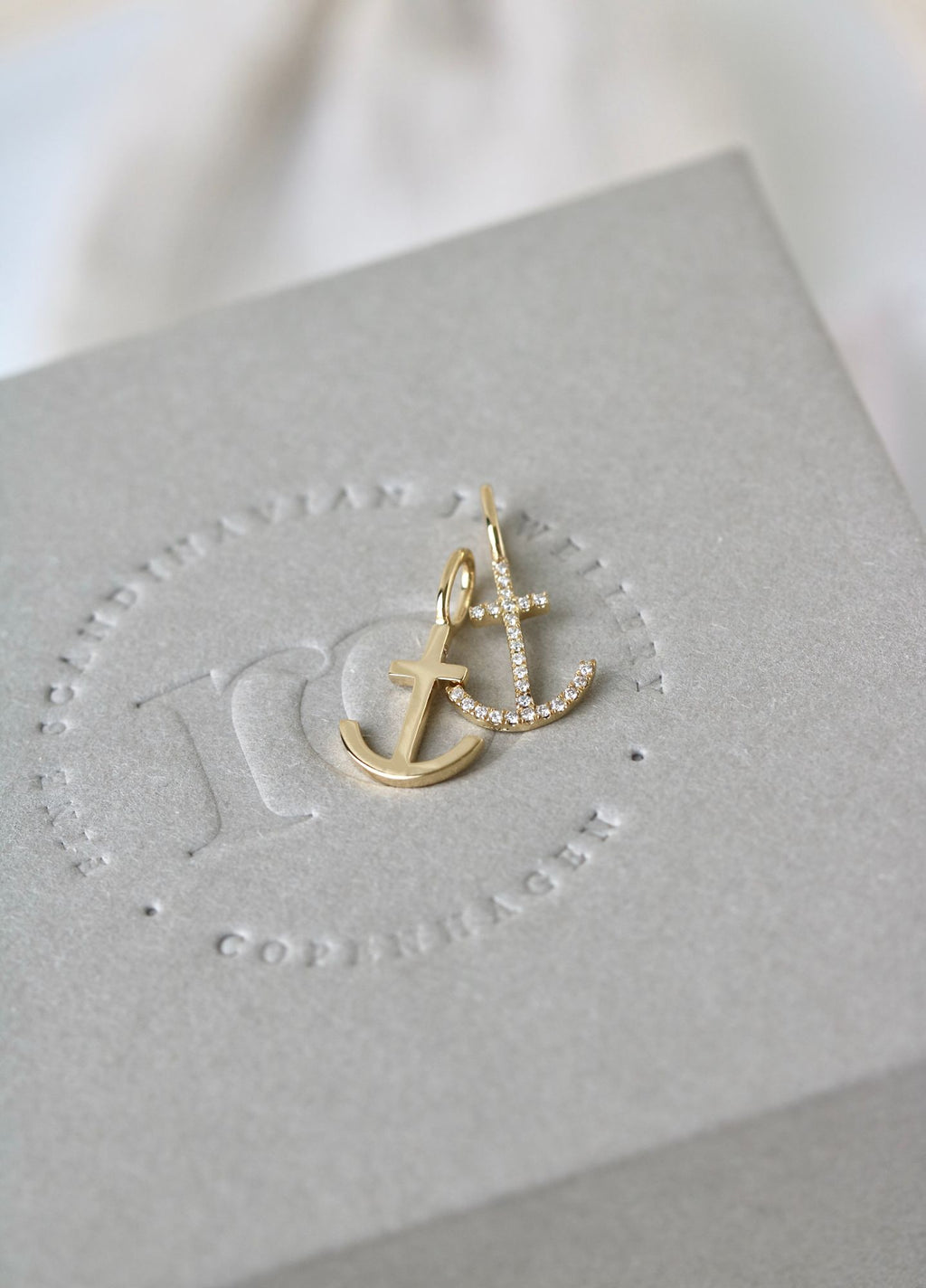 Rock Hope 18K Gold Pendant w. Diamond