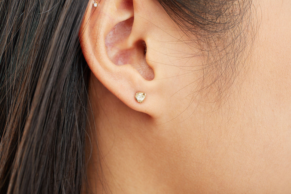 9K Gold Studs w. Ocean Diamonds