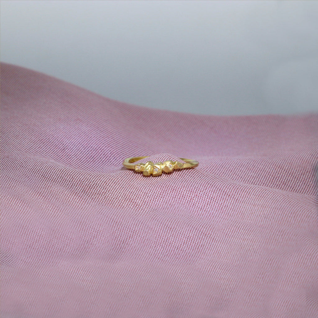 Delicate Nugget Ring Gold, White Diamonds