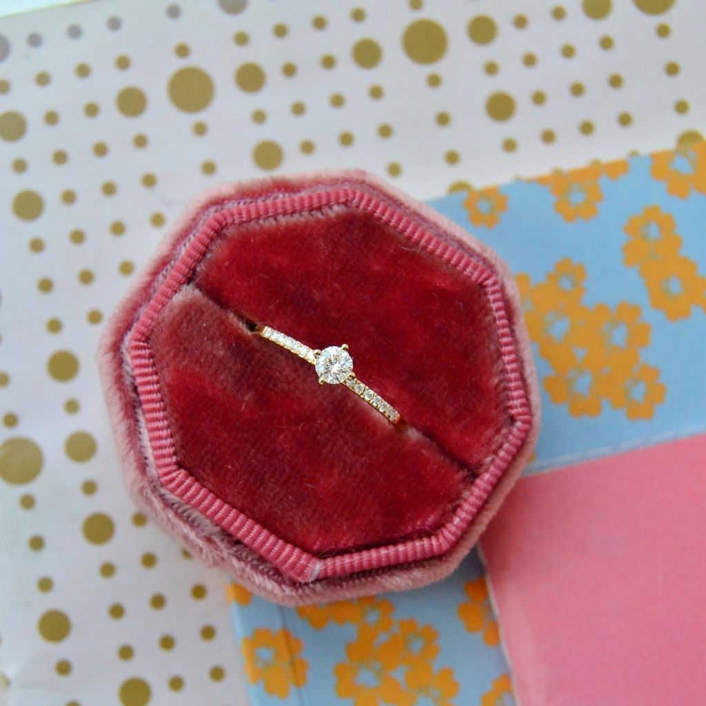 Taruva 18K Gold Ring w. Diamonds