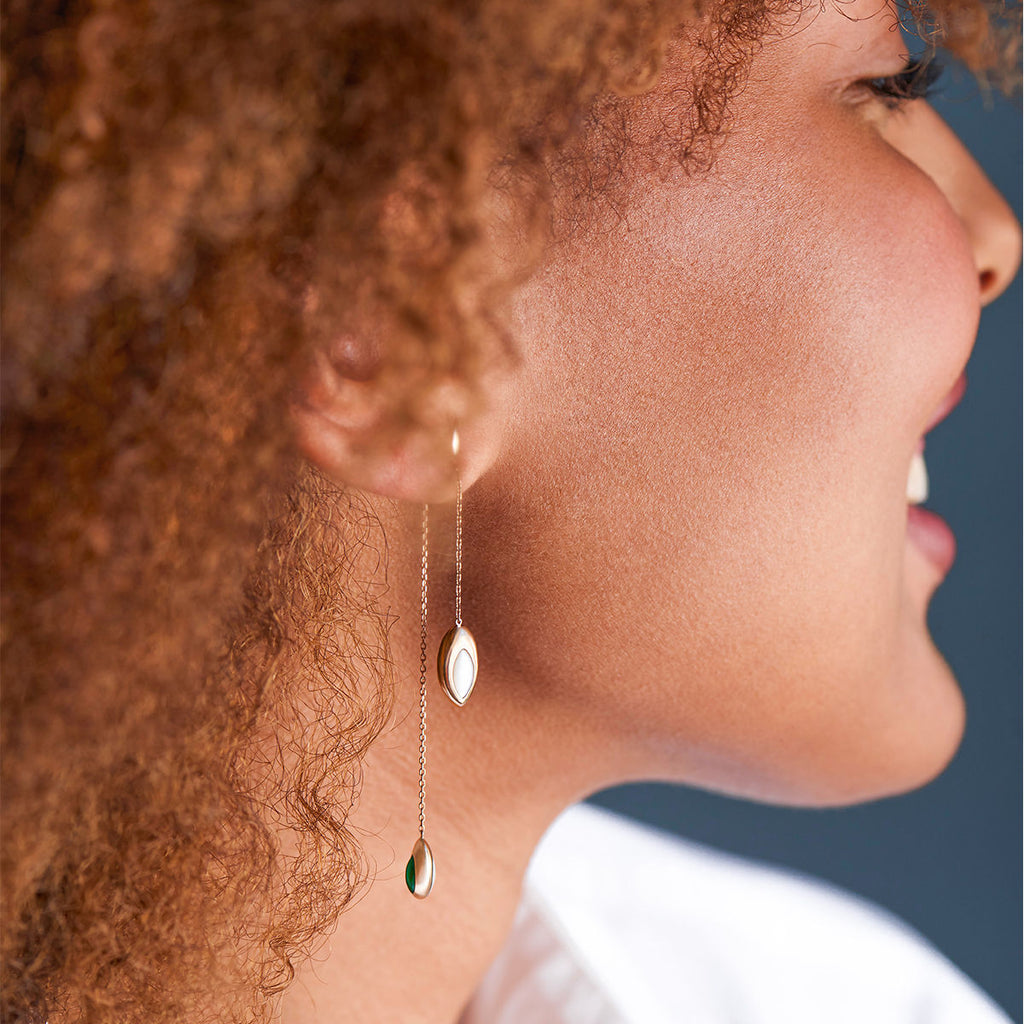 Doppelte Swinging Kette Ohrringe aus 18K Gold I Malachit & Perle