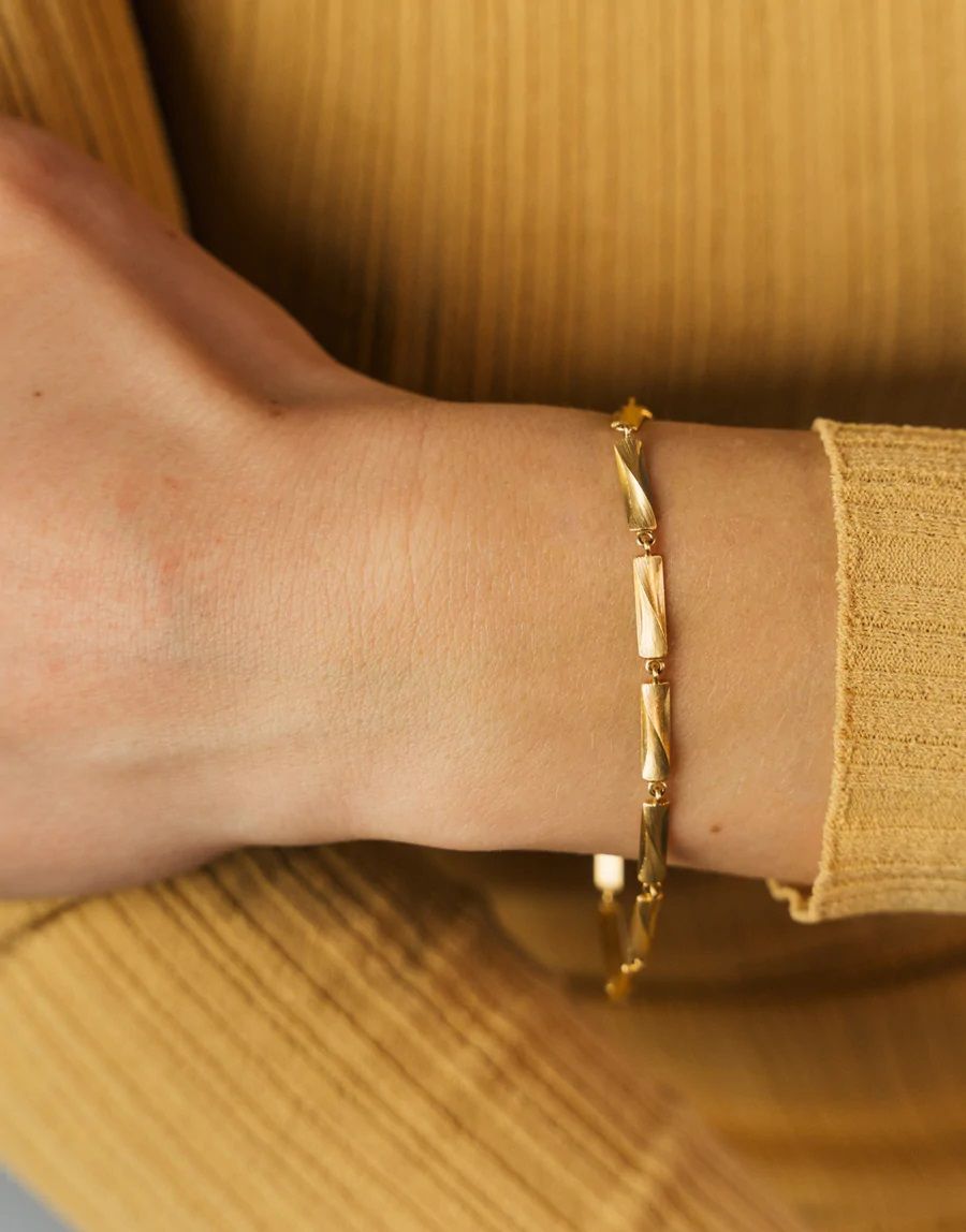 Vega Relief 18K Gold Bracelet