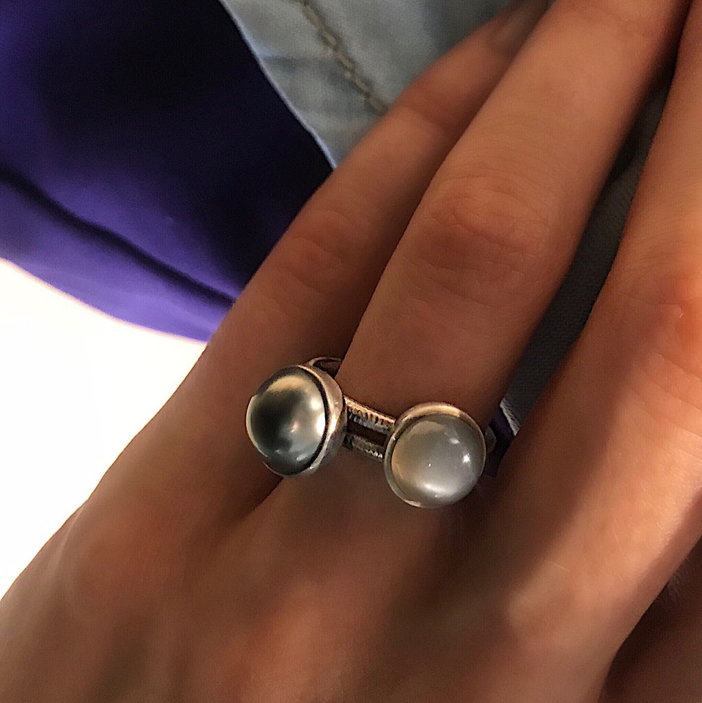 Small Pacific 18K Gold Ring w. Grey Moonstone